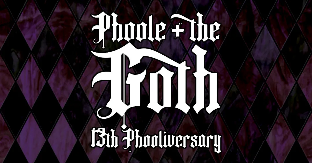 A Slipmat chat log is mostly blurred out except for a post from devoted Phooligan Scorpio 900, who very kindly posted, “security blanket this show is”. The Phoole and the Gang fuchsia flag logo flies across the blurred chat text.